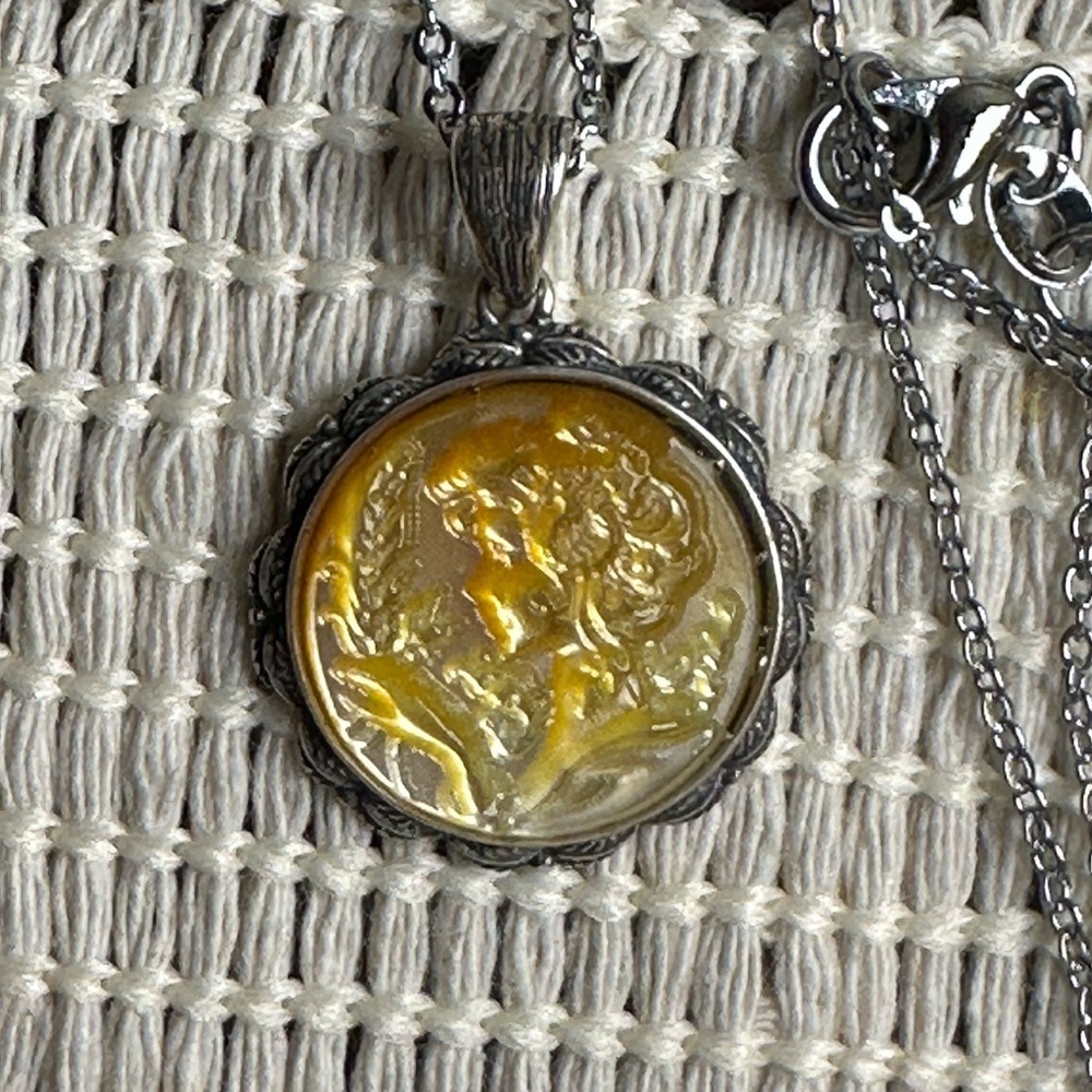 Round Shell with Girl and Feather/Flowers Carving Silver 925 Case and Chain - Picture 9 of 11